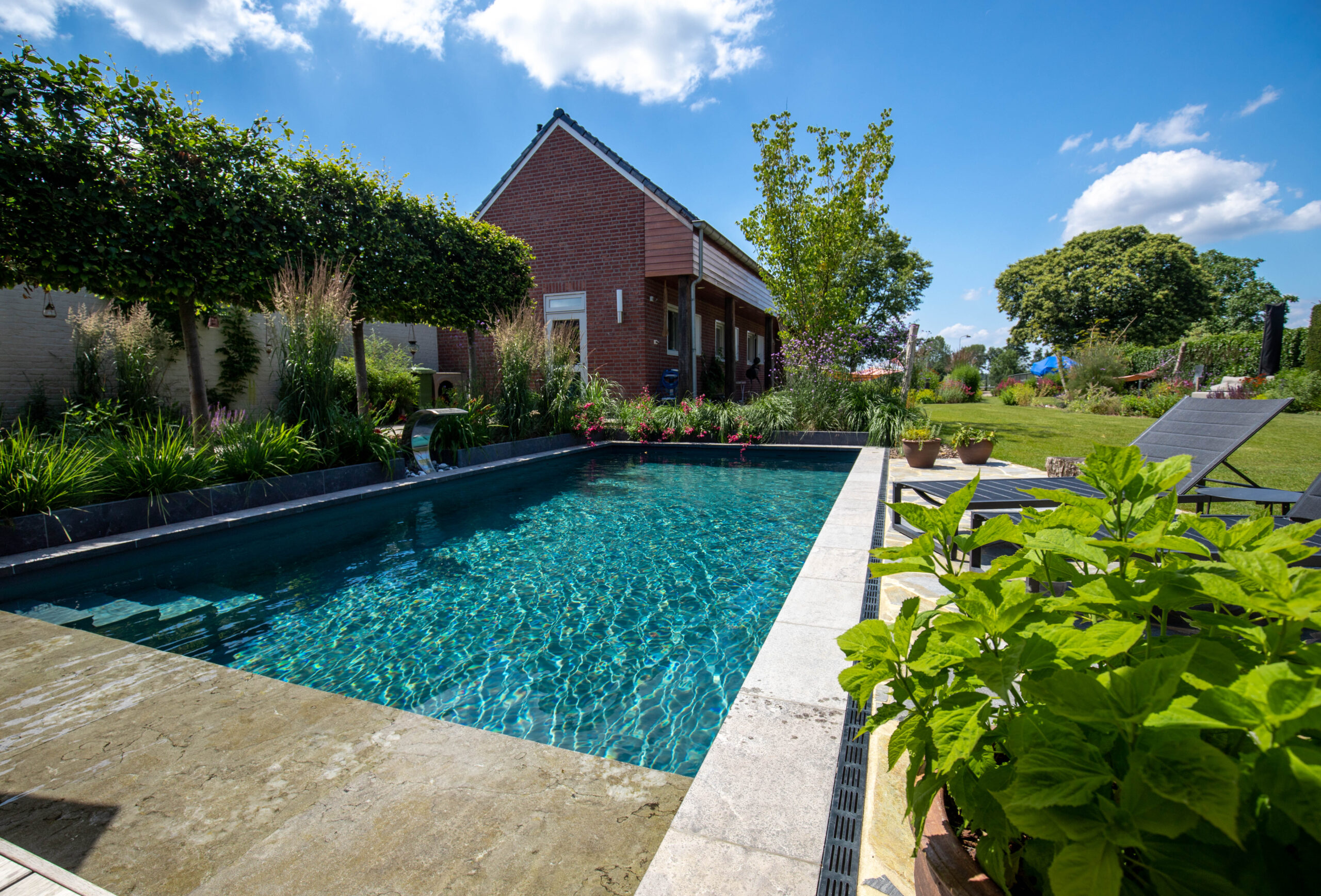 zwembad in tuin laten plaatsen
