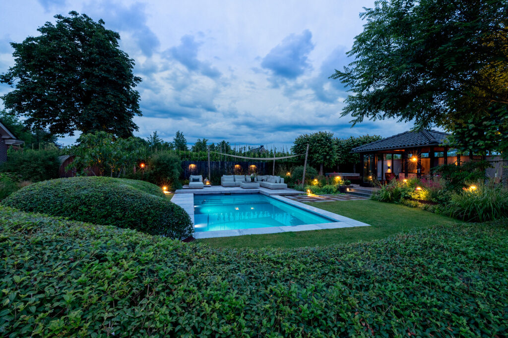 Luxe tuin met zwembad